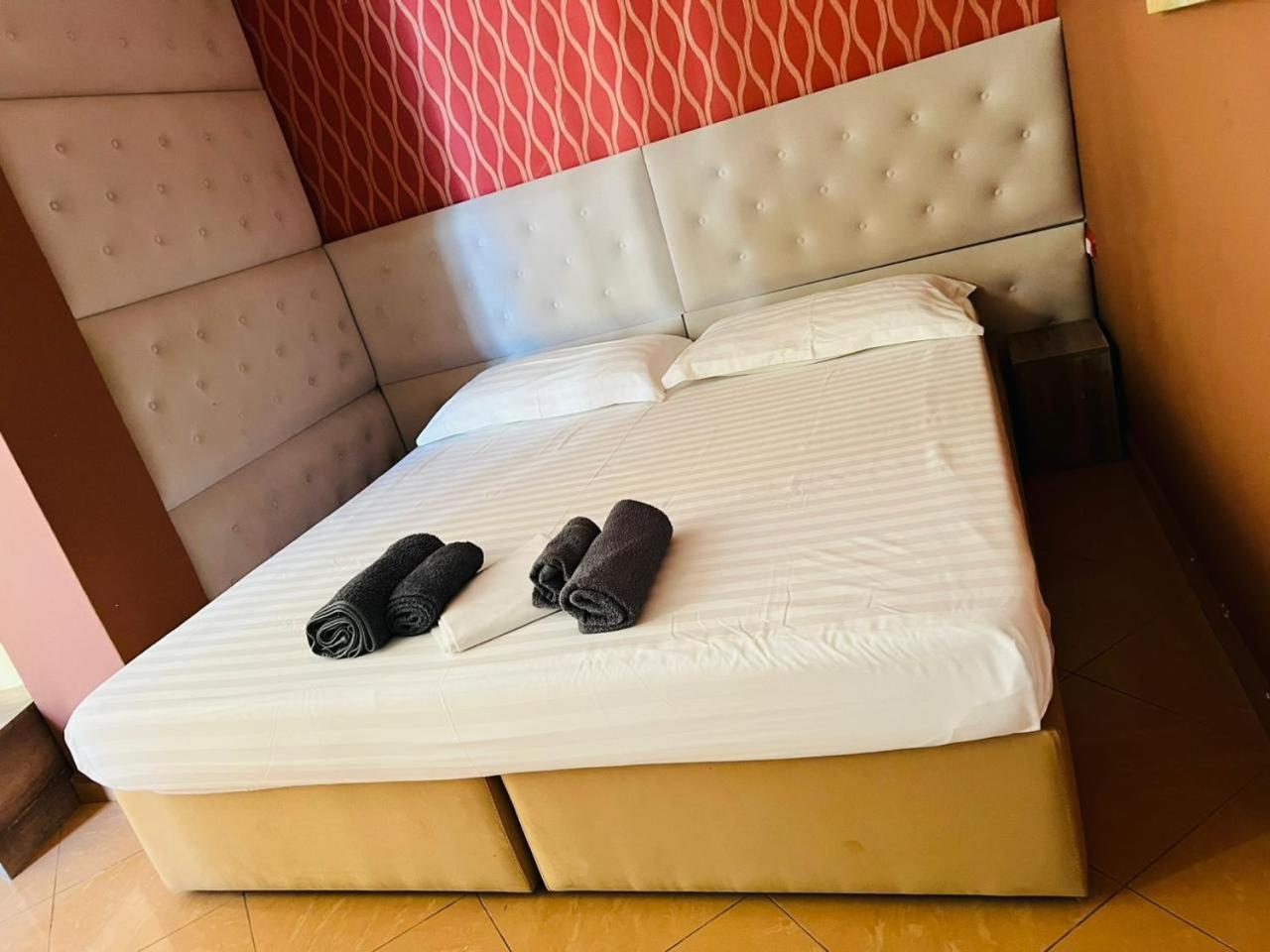 Inn Hotel Shkallnur Bagian luar foto