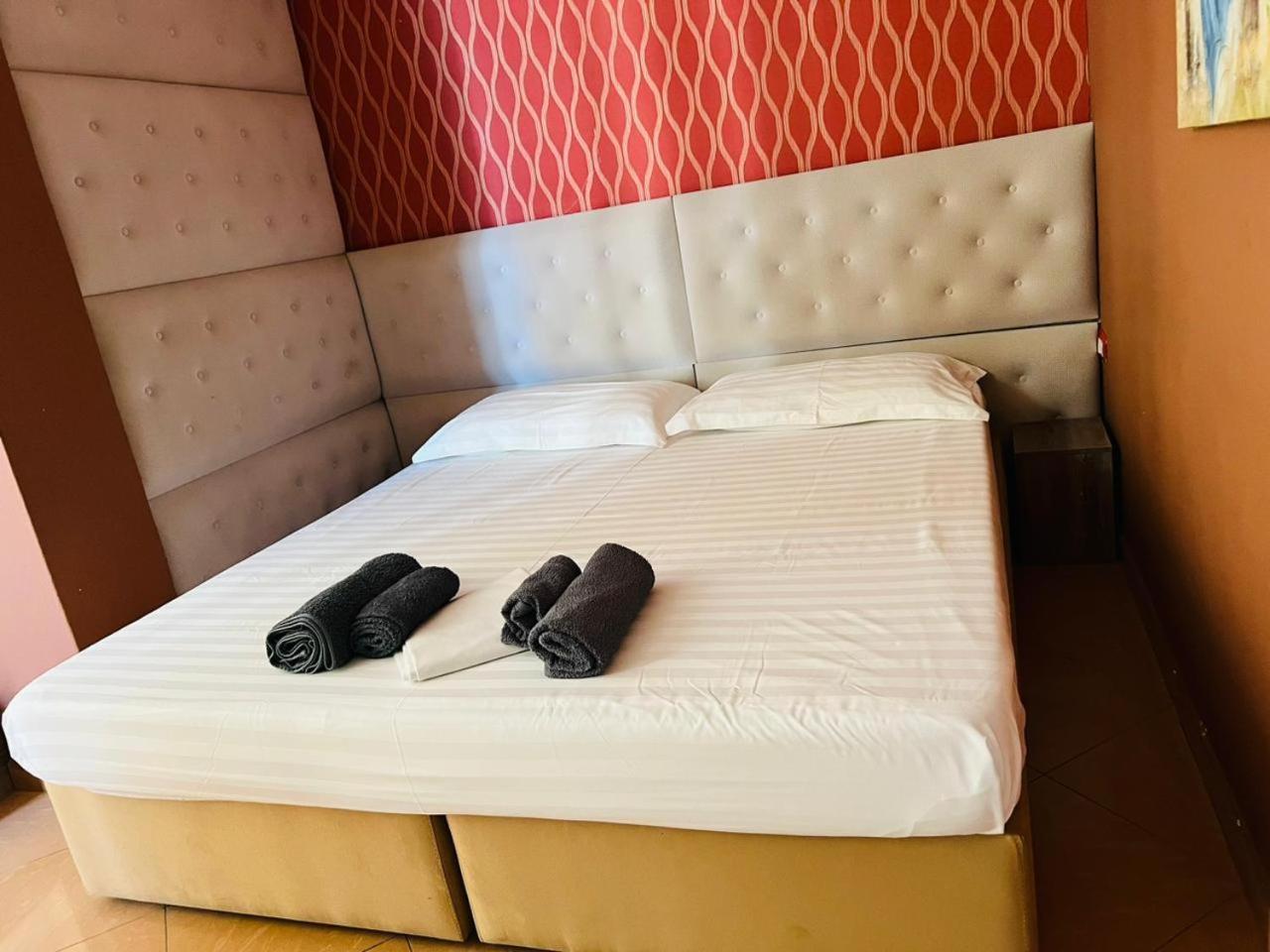 Inn Hotel Shkallnur Bagian luar foto